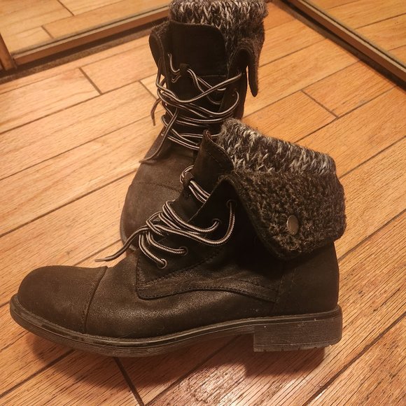 SOCKS'N'BOOTS - Picture 2 of 4